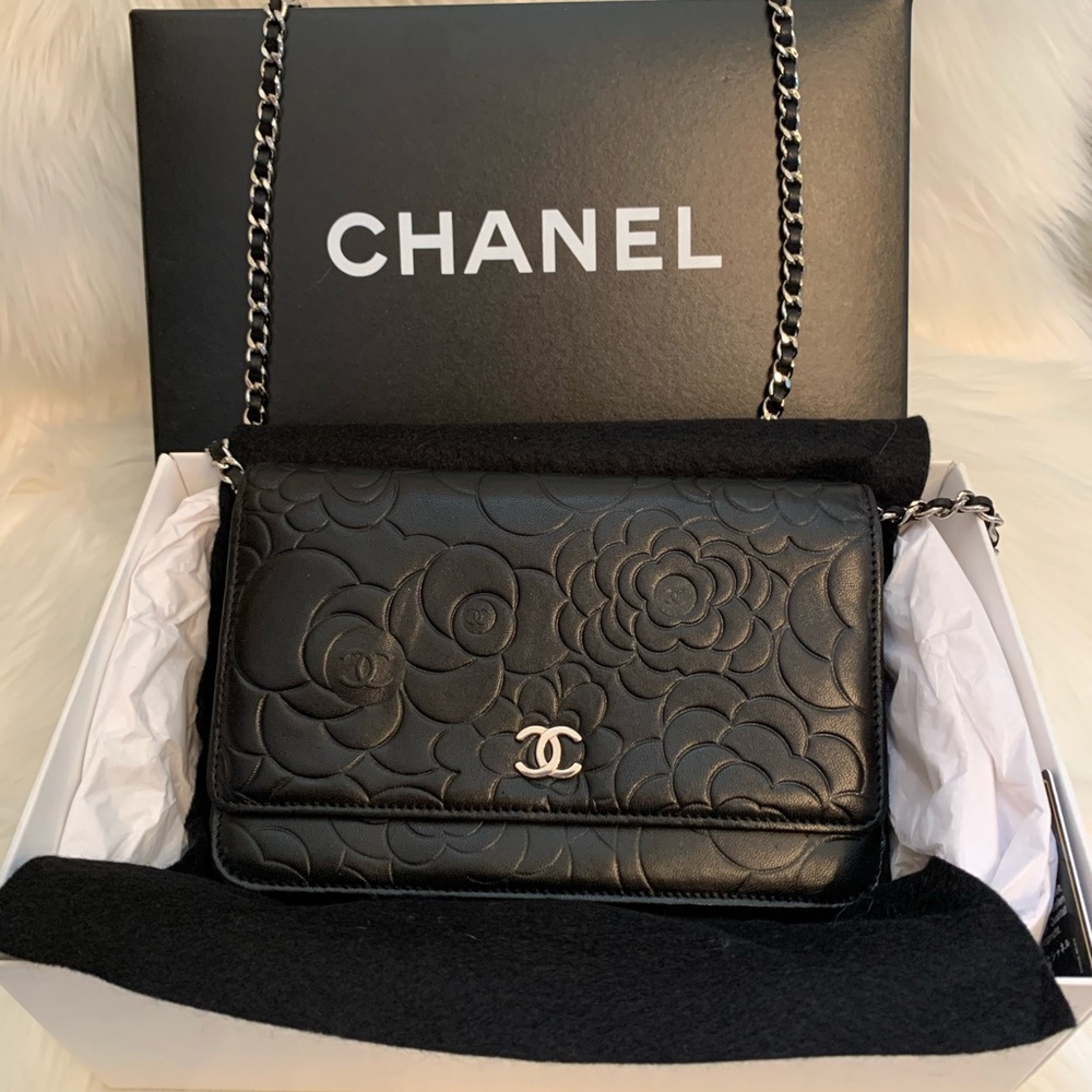 CHANEL Black camellia wallet on chain